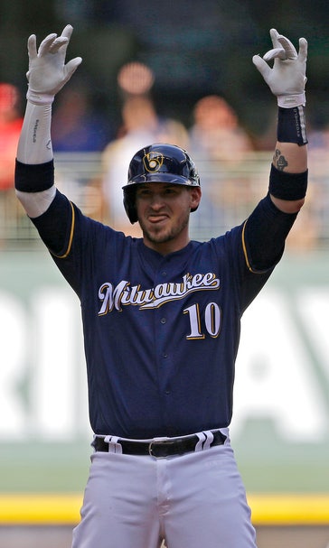 Grandal hits first lead-off HR, Brewers beat Reds 6-5